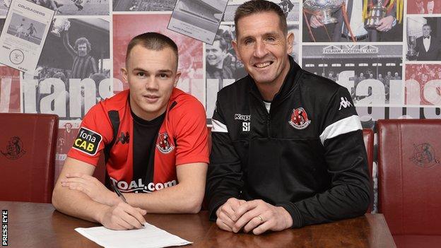 Rory Hale signs on the dotted line alongside Crusaders boss Stephen Baxter