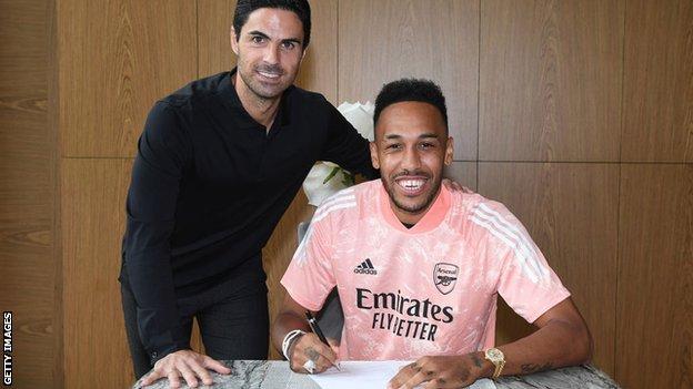 Pierre-Emerick Aubameyang signs new contract