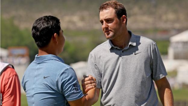 Scottie Scheffler shakes hands with Tom Kim