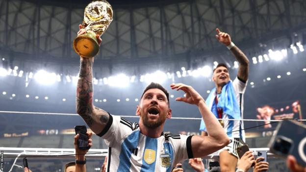 El capitán argentino Lionel Messi sostiene el trofeo del Mundial