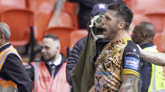 Tom Briscoe's tremendous late score had looked to have won it for Leigh before Matt Parcell's late score took it to golden point