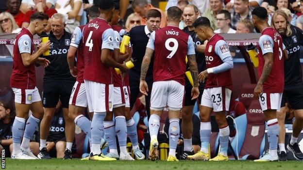 Steve Gerrard parle à ses joueurs lors de la défaite 1-0 à domicile d'Aston Villa contre West Ham