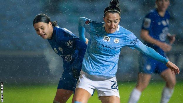 Sam Kerr y Lucy Bronze