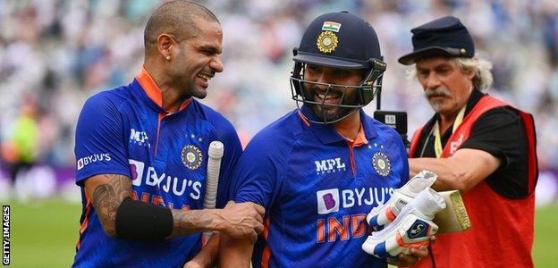 Pembuka India tersenyum setelah kemenangan