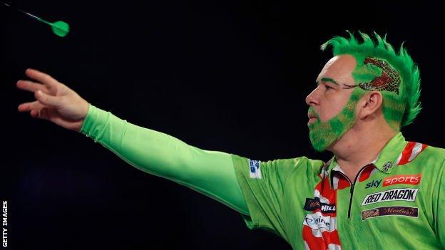 PDC World Darts Championship: Peter Wright wins opener Grinch get-up - BBC Sport