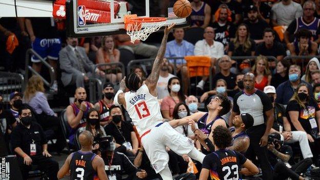 Paul George, Suns'a basket atıyor
