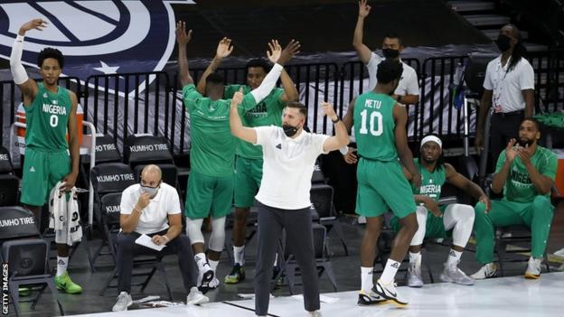 Les basketteurs nigérians célèbrent un score contre les États-Unis