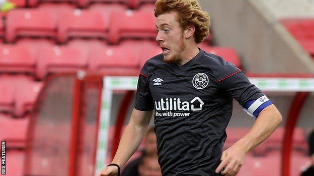 Arthur Read: Stevenage sign Brentford midfielder on loan - BBC Sport