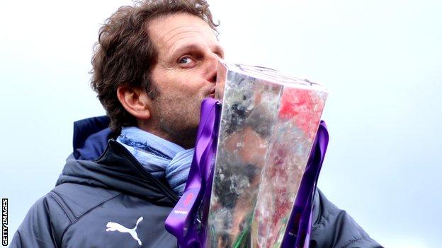 Joe Montemurro lifts the Women's Super League trophy in 2019