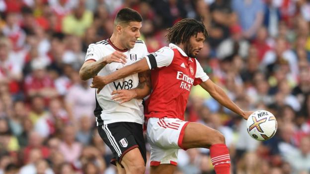 Mohamd Elneny playing football for Arsenal