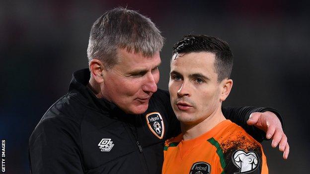 Stephen Kenny et Josh Cullen après la victoire sur le Luxembourg