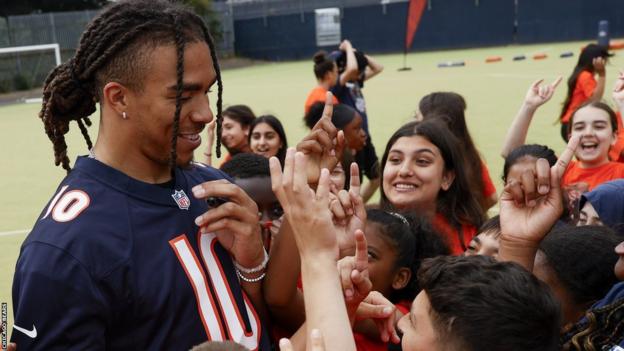 Chase Claypool meets young fans at a Chicago Bears coaching session in London