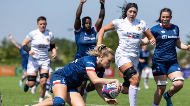 Amy Coles scores a try