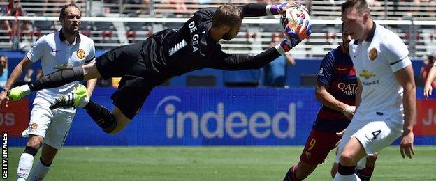 David De Gea makes a save against Barcelona