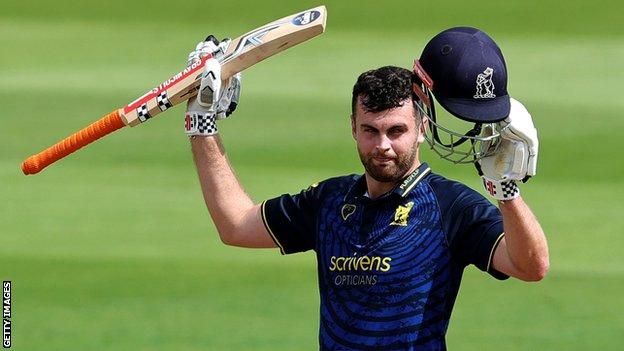 Dom Sibley hit 113 for Warwickshire as they beat Durham, falling just two runs shy of his List A best score