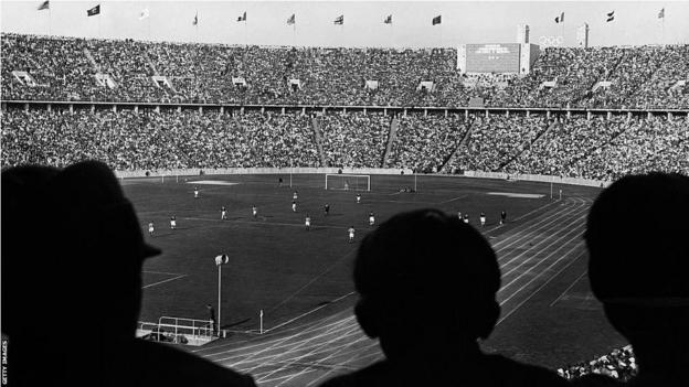 1936 Olimpiyat futbolunda İtalya v Norveç'i izleyen kalabalık