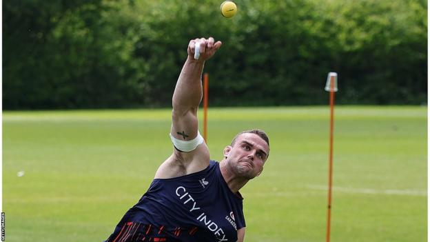 Ben Earl plays cricket while warming up for Saracens