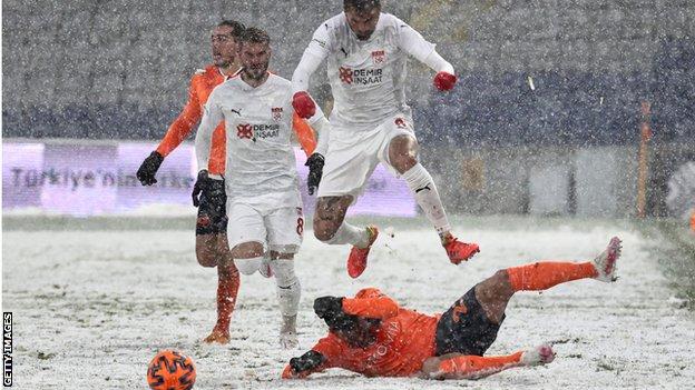 Istanbul Basaksehir 1 1 Sivasspor Visitors Play In All White Kit During Snowstorm Bbc Sport