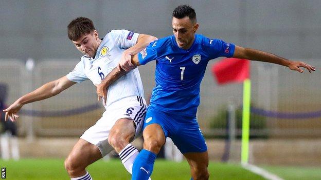 Kieran Tierney et Eran Zahavi