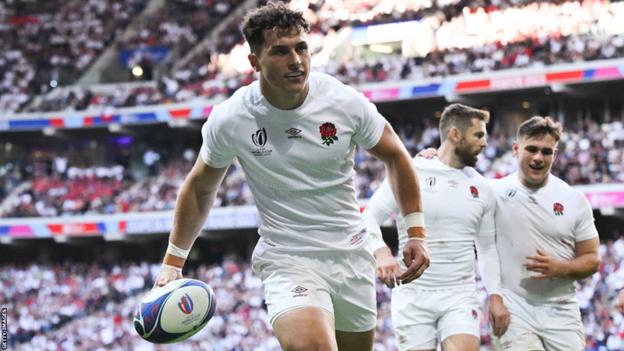 Henry Arundell scores a try for England