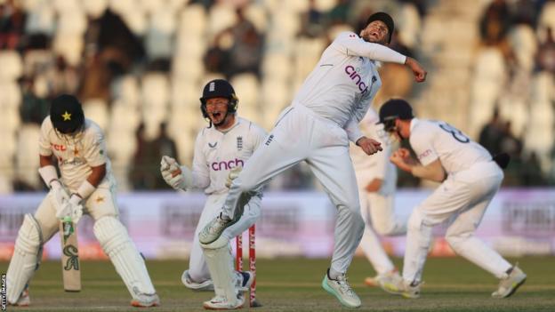 Joe Root catches Imam-ul-Haq