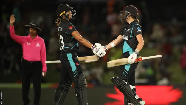Suzie Bates and Amelia Kerr shaking hands after Kerr reached her half-century