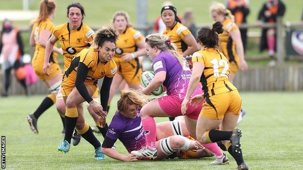 Lark Davies with ball in hand