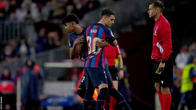 Lamine Yamal, 15, vervangt Gavi en wordt de jongste speler van Barcelona