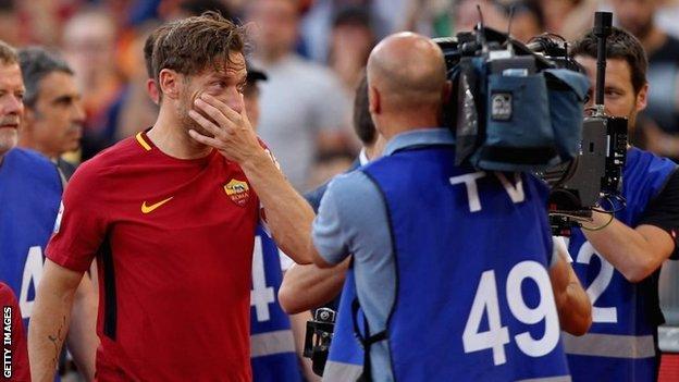 Totti marca, Roma vira sobre o Genoa e assume o segundo lugar na