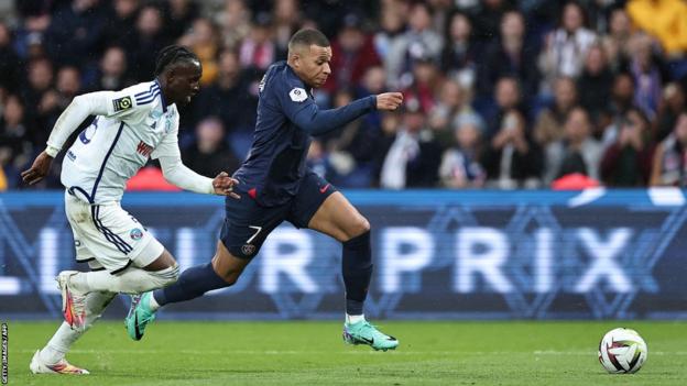 PSG go top with 3-0 win over Montpellier