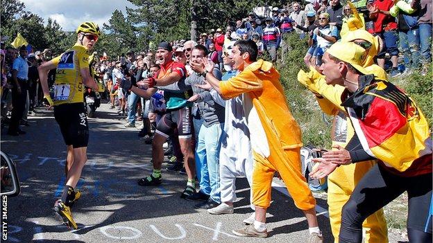 Chris Froome running towards Mont Ventoux without his bike in 2016