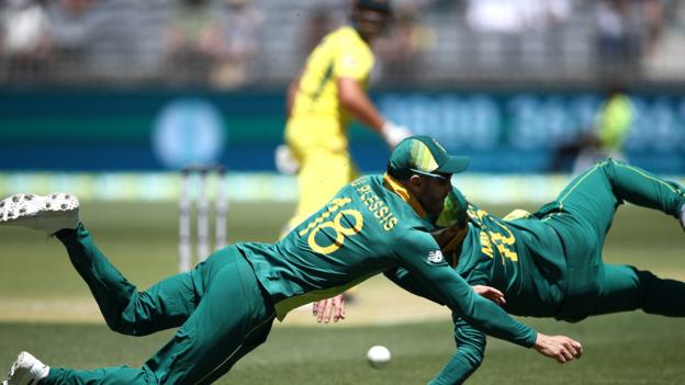 Faf du Plessis and David Miller of South Africa combine to field the ball against Australia