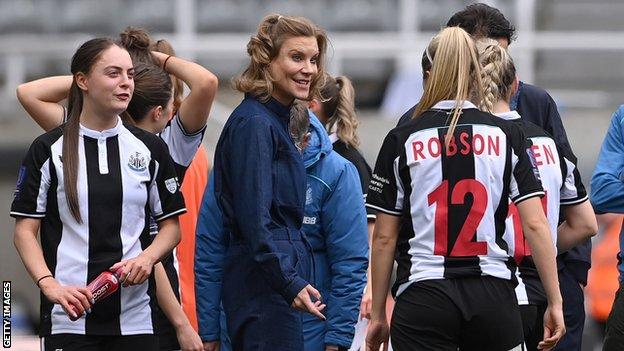 Amanda Staveley en el campo con los jugadores del Newcastle