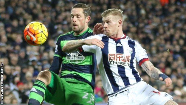 Gylfi Sigurdsson battles for the ball with James McClean