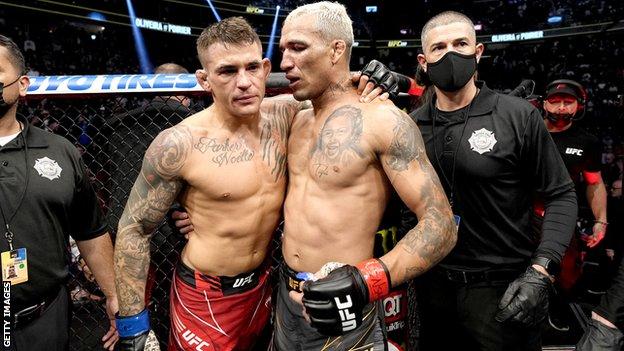 Dustin Poirier (à esquerda) parabeniza Charles Oliveira após a luta