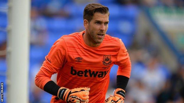 West Ham bring in Betis keeper Adrian - Eurosport