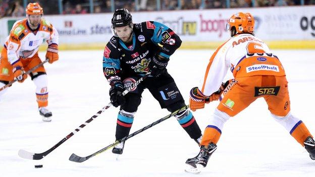Giants forward David Rutherford is closed down by Steelers opponent Scott Aarssen at the SSE Arena