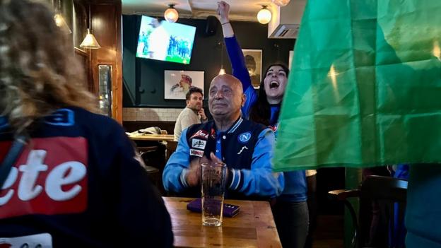 Un tifoso napoletano piange in un pub londinese