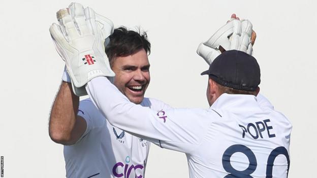 Ollie Pope d'Angleterre félicite James Anderson d'Angleterre sur le guichet de Mohammad Rizwan du Pakistan au cours de la troisième journée de la S deuxième Test Match entre le Pakistan et l'Angleterre au Multan Cricket Stadium le 11 décembre 2022 à Multan, Pakistan