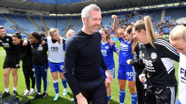 Willie Kirk et les joueurs de Leicester après la victoire sur Liverpool