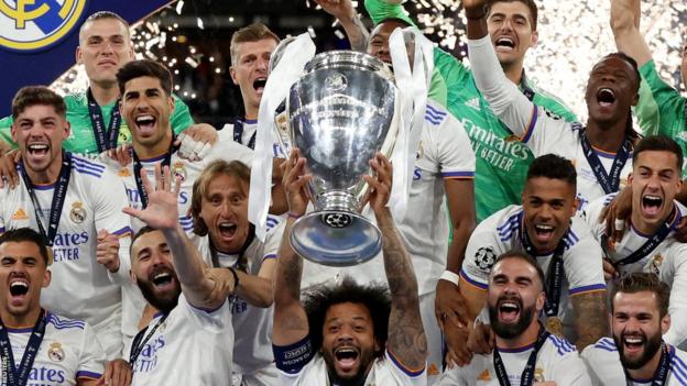 Real Madrid viert het winnen van de Champions League-finale van 2022 terwijl Marcelo de trofee optilt