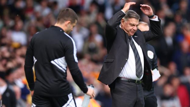 Leeds United manager Sam Allardyce reacts after Patrick Bamford misses a penalty