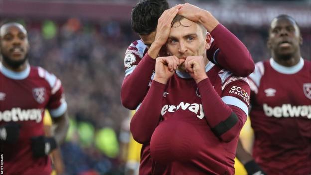 West Ham United 2-0 Everton: Jarrod Bowen double takes Hammers out of  relegation zone - BBC Sport
