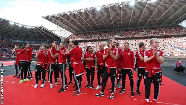 Fans welcome Wales home from Euro 2016