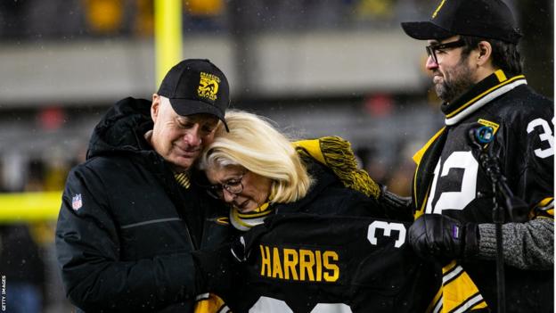 Franco Harris's family are presented with his jersey