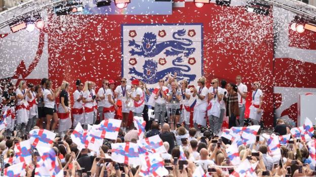 Los jugadores de Inglaterra celebran durante una fiesta de la victoria en Trafalgar Square