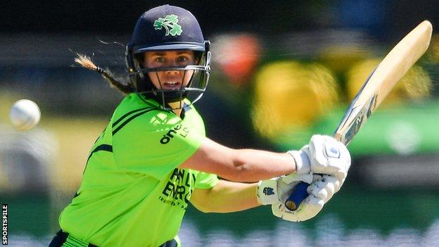 La capitaine irlandaise Laura Delany est l'une des sept joueuses sous contrat professionnel