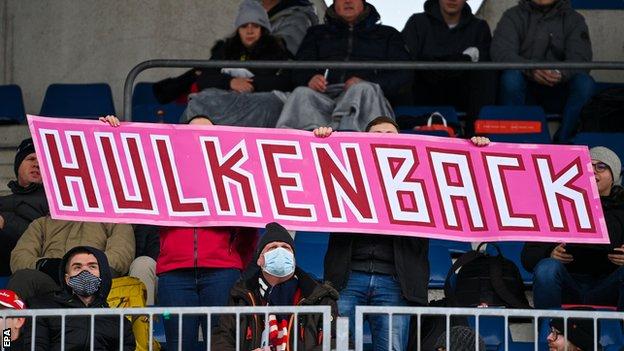 Fans hold up a 'Hulkenback' sign for Nico Hulkenberg