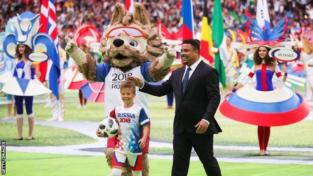 Former Brazil striker Ronaldo with the Russia 2018 mascot and a child