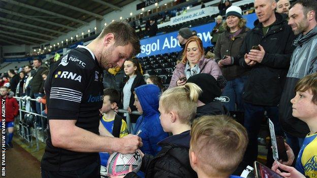 Dan Biggar signing autographs